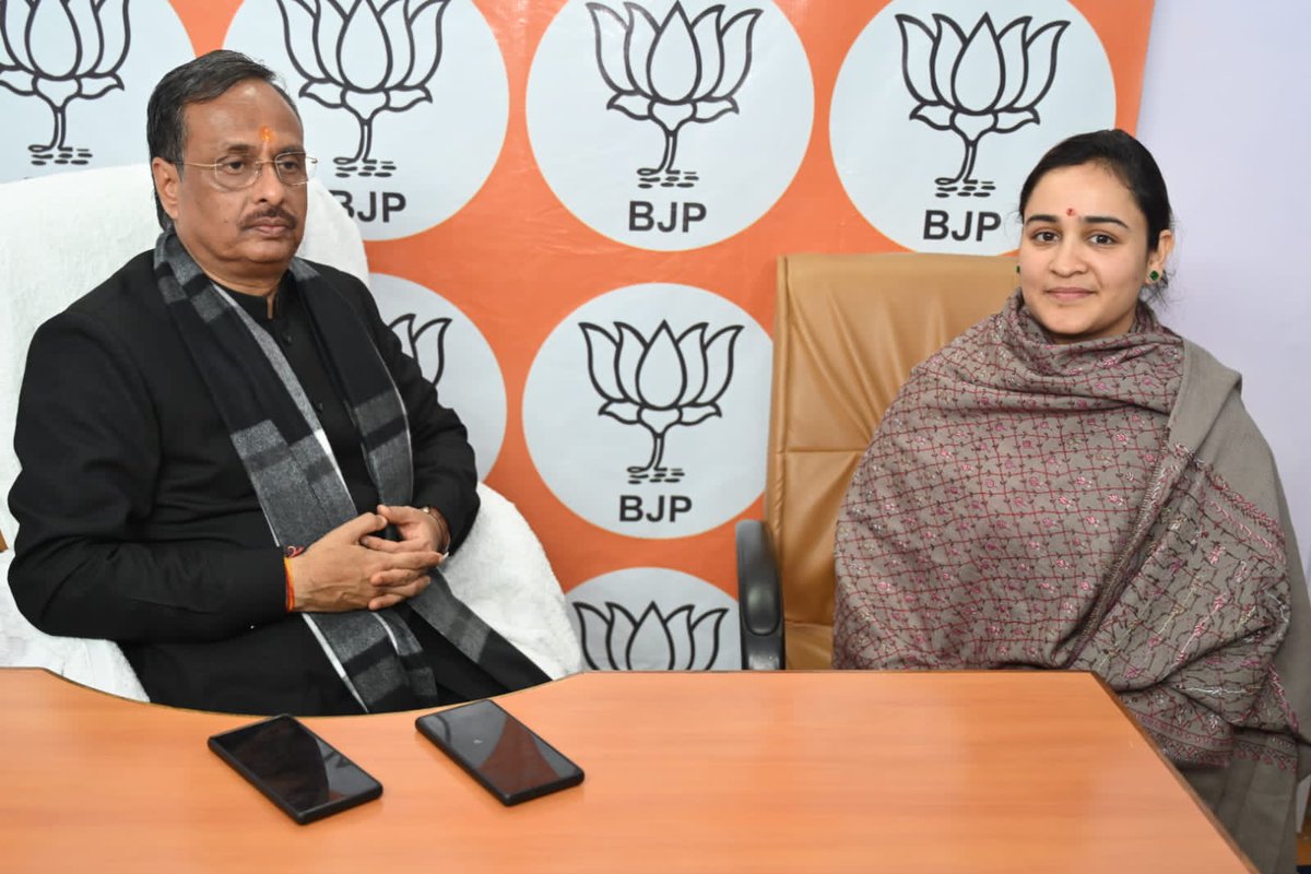 drdineshbjp's tweet image. लखनऊ स्थित आवास पर पधारे वरिष्ठ भाजपा नेत्री श्रीमती @aparnabisht7 जी, पूर्व मा. विधायक श्री @sureshtewariBJP जी, पूर्व मा. सदस्य विधान परिषद श्री #sureshkashyap जी, भाजपा विधायक प्रत्याशी श्री #अंजनी_श्रीवास्तव जी, श्री #रजनीश_गुप्ता जी ने स्नेहिल भेंट की।

@narendramodi…