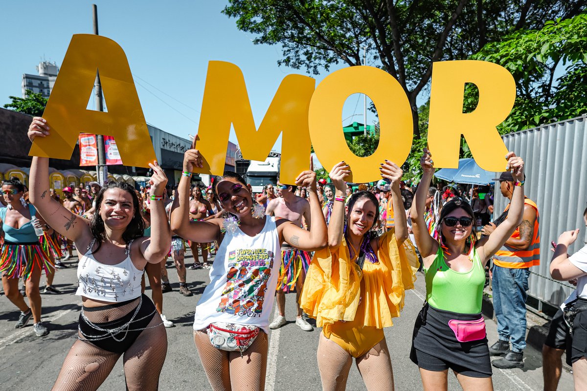 portal_bhaz's tweet photo. Foliões pregam o amor no bloco Juventude Bronzeada, nesta terça-feira (13) de Carnaval
📷: Igor Ribeiro #juventudebronzeada #carnavalbh #Carnaval2024 https://t.co/TReHtNGd40