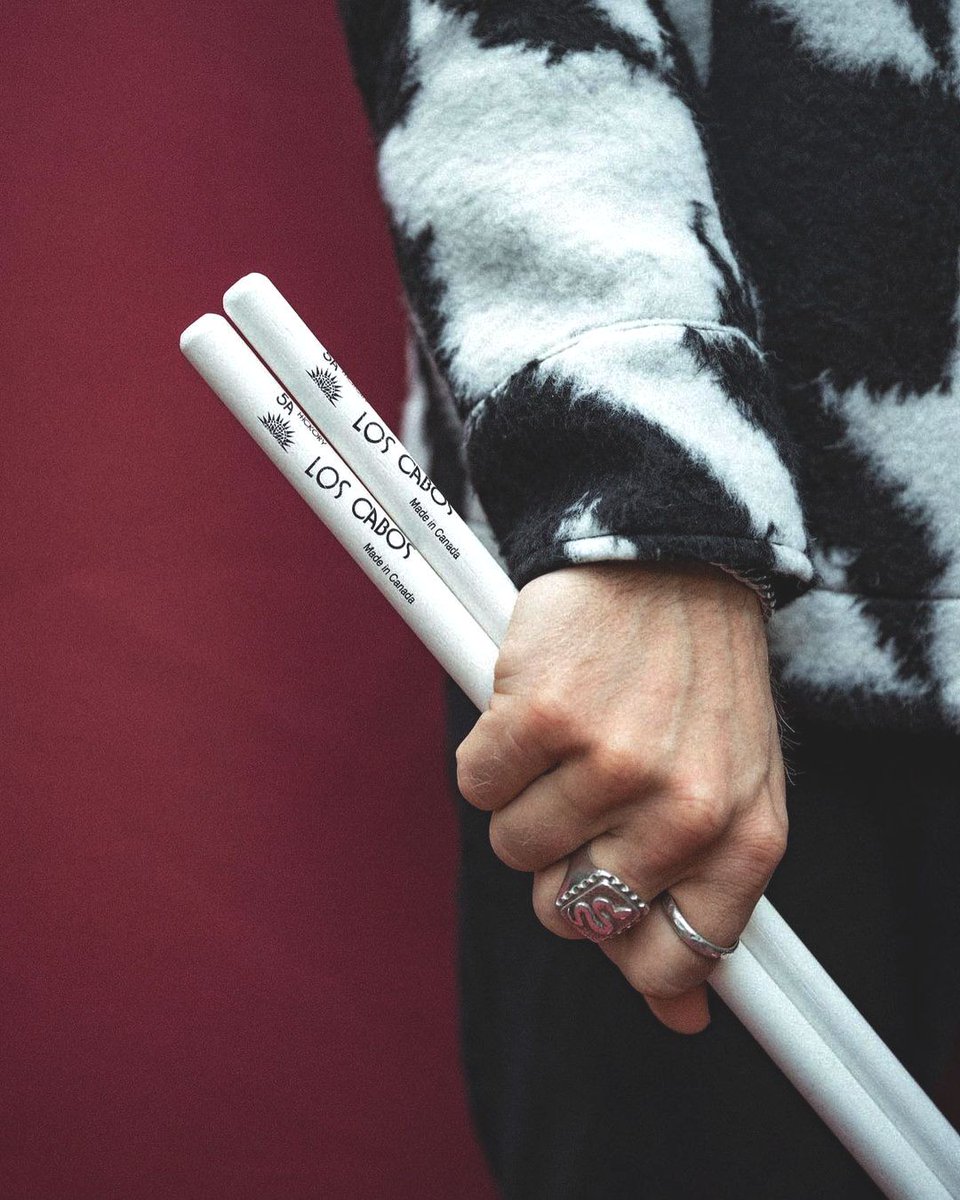 loscabossticks's tweet photo. Our classic 5A Hickory design, in a smooth white finish 🐄⁠
⁠
🥢 ⁠5A White⁠
🪵 Hickory⁠
⁠📏 16.00" | 406mm⁠
⚪️ 0.575" | 14.6mm⁠
🔺 Acorn Tip⁠
✏️ Medium Taper⁠
⁠
🥁: @jeremy.jayjay⁠
🇫🇷: @loscabosdrumsticks_france⁠
⁠
#MakeTheSwitch #ExceedExpectation #LCDArtistFam https://t.co/isSx4YYlxt