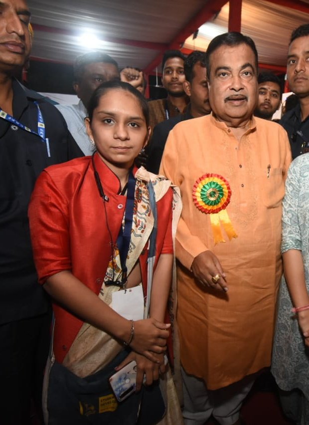 I got the opportunity to participate in the National Environment Youth Parliament 2024 in Nagpur, Maharashtra and met Minister of Road Transport and Highways @nitin_gadkari Sir. His presence was not just inspiring but infused the entire event with positive energy and motivation.