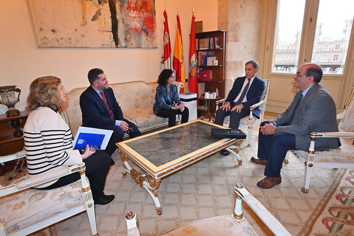 Hoy hemos mantenido un encuentro con el @COFSalamanca, uno de los principales agentes colaboradores con los que trabaja el @aytoSalamanca  en la divulgación de programas municipales destinados a mayores como 'Salamanca Acompaña' y los relacionados con la salud pública…