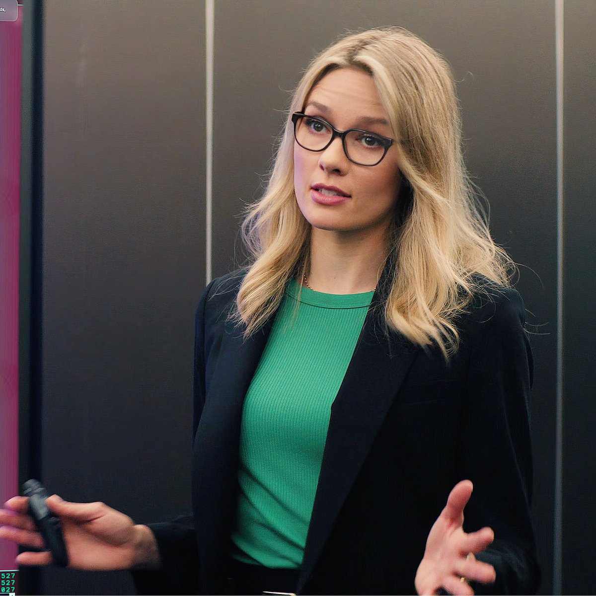 glasses_kate's tweet photo. Still as hot as ever 😍 https://t.co/vFj4nhSwEC