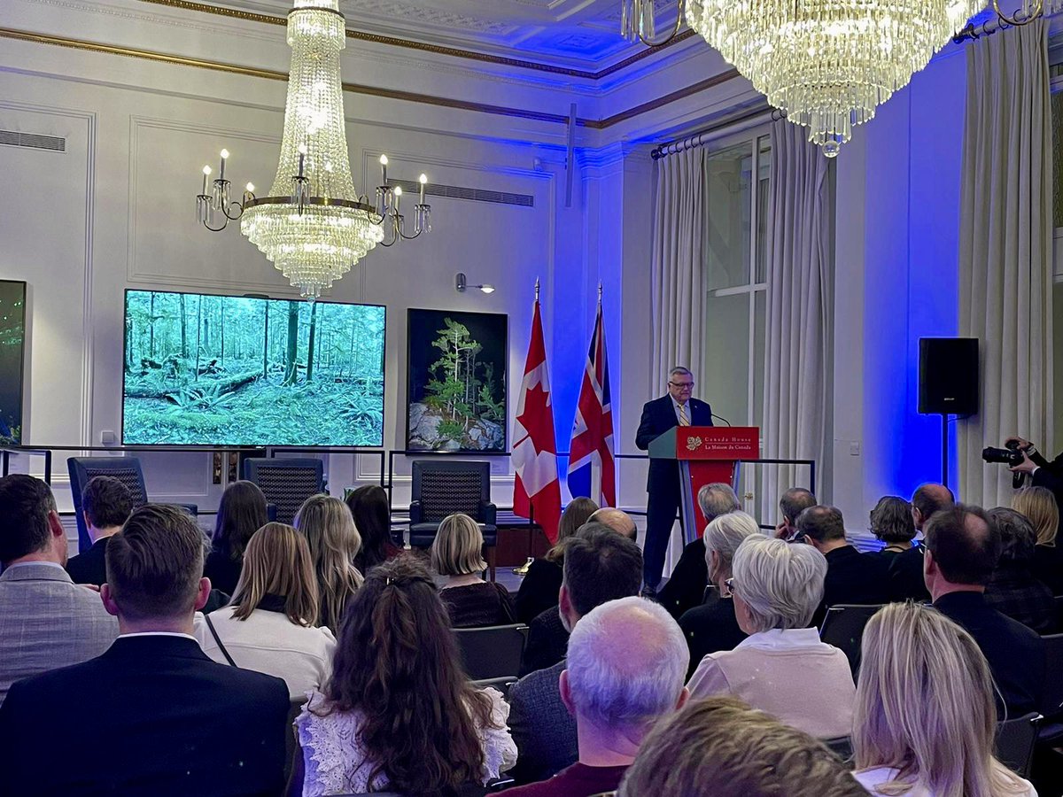 CanadianUK's tweet photo. A pleasure to welcome Canadians @EdwardBurtynsky &amp; @MarkJCarney to #CanadaHouse last night for a stimulating discussion on #ClimateChange ahead of the opening of an exhibition of #Burtynsky's work at the @saatchi_gallery tomorrow. 🇨🇦 

Read more: https://t.co/DFIj6LF7v4 https://t.co/FowehWHs69