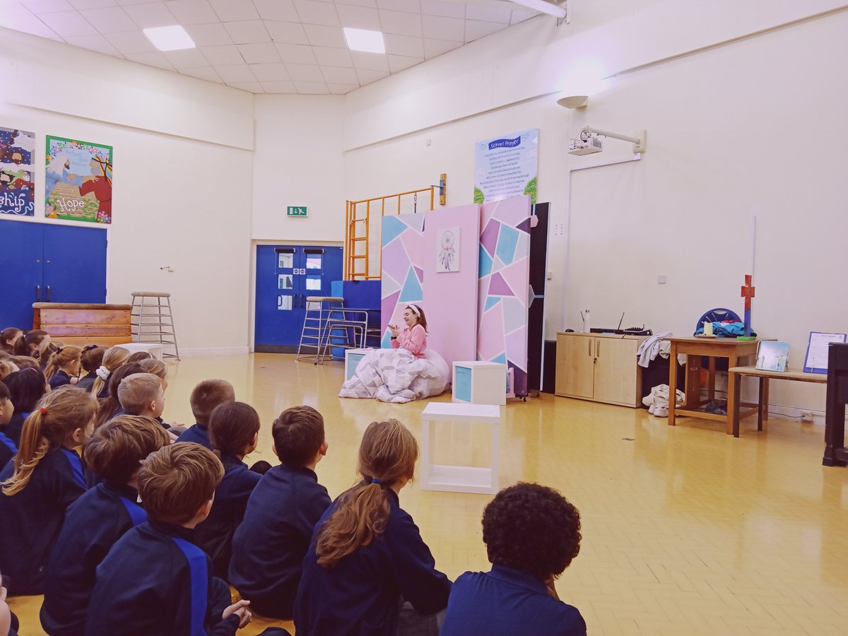 MrCookeSGC's tweet photo. A very entertaining and thought provoking workshop this afternoon based around internet safety. We laughed a lot but also learned a lot! @MrGSGC @MissTSGC #SGCComputing #internetsafety #keepsafe #think https://t.co/9IfBXmANIp