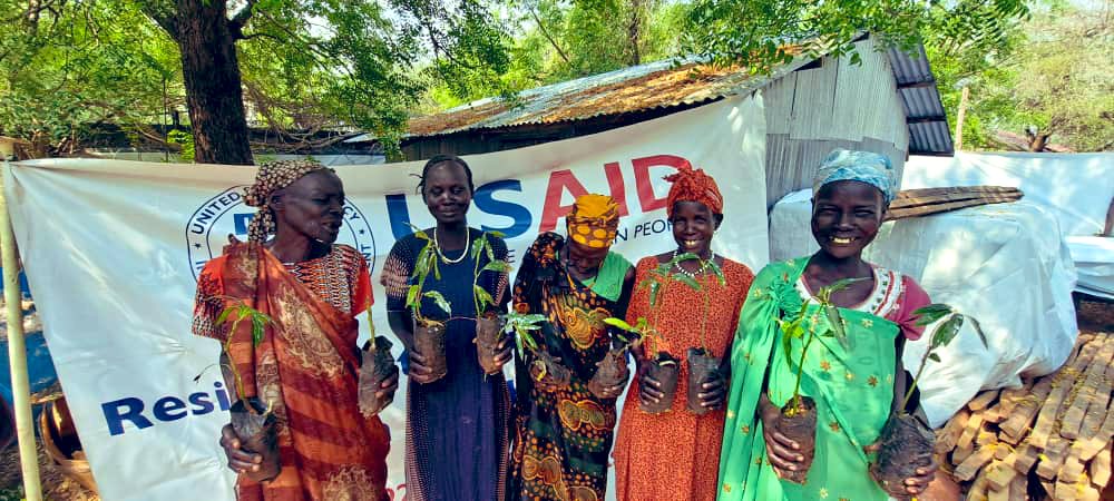rassactivity's tweet photo. Today in Akobo East County, 95 mothers and caregivers received mango and orange tree seedlings from the USAID RASS Activity. This initiative aims to ensure access to homegrown fruits for better health and nutrition!🥭🍊#Nutrition #CommunityBuilding #USAID https://t.co/kiHXC7o7nm