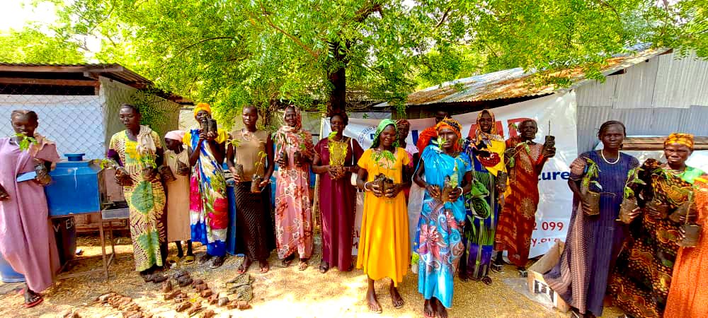 rassactivity's tweet photo. Today in Akobo East County, 95 mothers and caregivers received mango and orange tree seedlings from the USAID RASS Activity. This initiative aims to ensure access to homegrown fruits for better health and nutrition!🥭🍊#Nutrition #CommunityBuilding #USAID https://t.co/kiHXC7o7nm