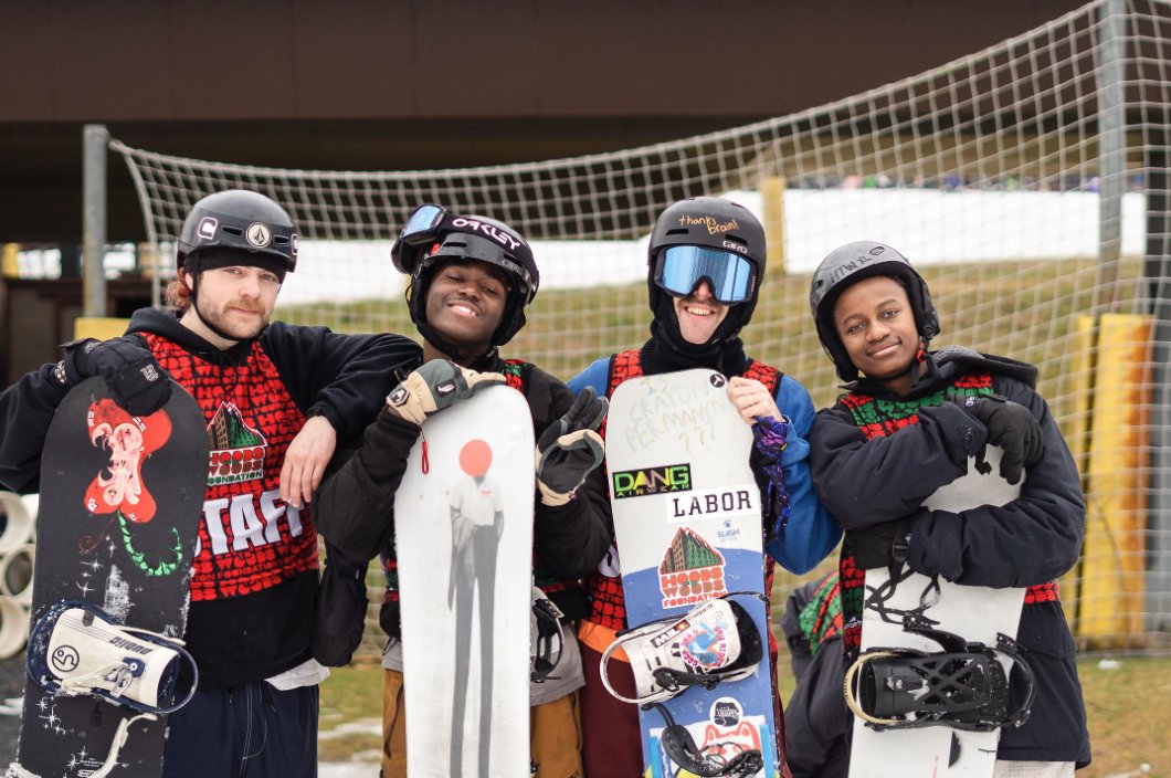 hoodstowoods's tweet photo. Teamwork makes the dream work at Mountain Creek!  Together, we rise, one ride at a time.

#hoodstowoods #ridefortheHood #snowboarding https://t.co/2ct1yq5uYL