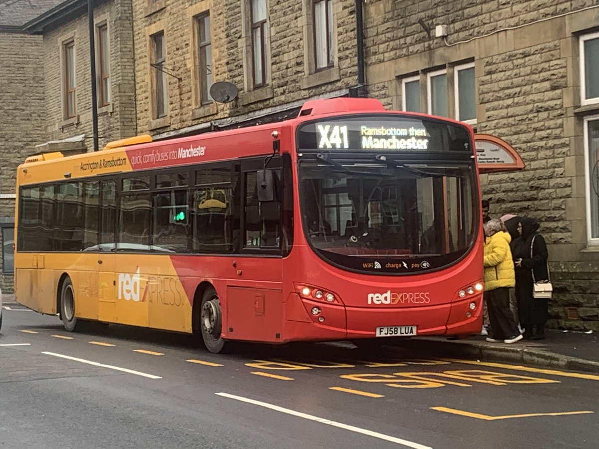 She’s Red hot 🔥 in to Manchester 

1869 FJ58 LUA
Volvo B7RLE Wright Eclipse 2 
operated by @blackburnbusco 
On the X41 #redexpress