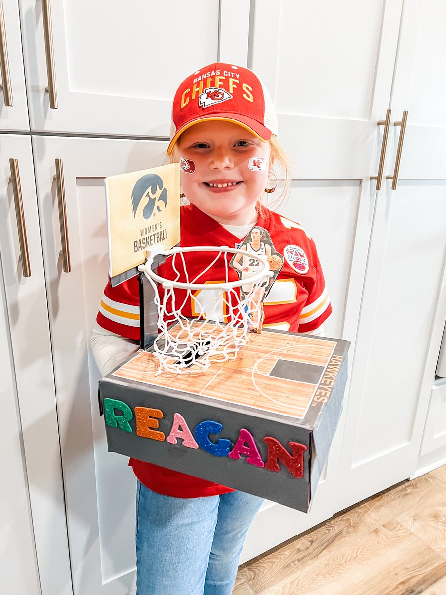 SamShaw1006's tweet photo. Our little @Chiefs girl and her @CaitlinClark22 Valentine's Day box! ❤️💛🏈🖤💛🏀 @IowaWBB 

#ChiefKingdom #Hawkeyes https://t.co/gdT5MQpL5r