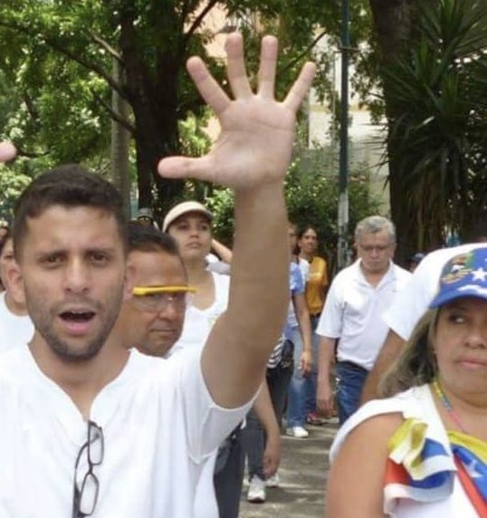 EBITTAR's tweet photo. @MoisVzla1 @Ven_Libertaria @Eduardo_Bittar @DavidA_Molina Más auténtica parece la señora que te está viendo. https://t.co/SHh4SEKtWH