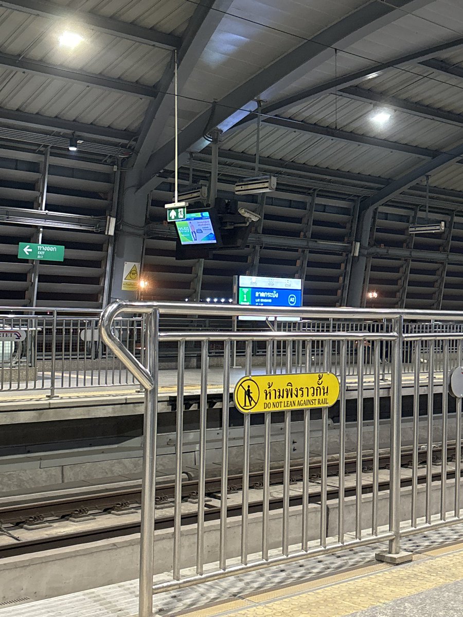 SXOXRX_'s tweet photo. นี่อ๋อ รถไฟฟ้าเชื่อมสนามบินนานาชาติของไทยอะ https://t.co/ikx2U6Ohix