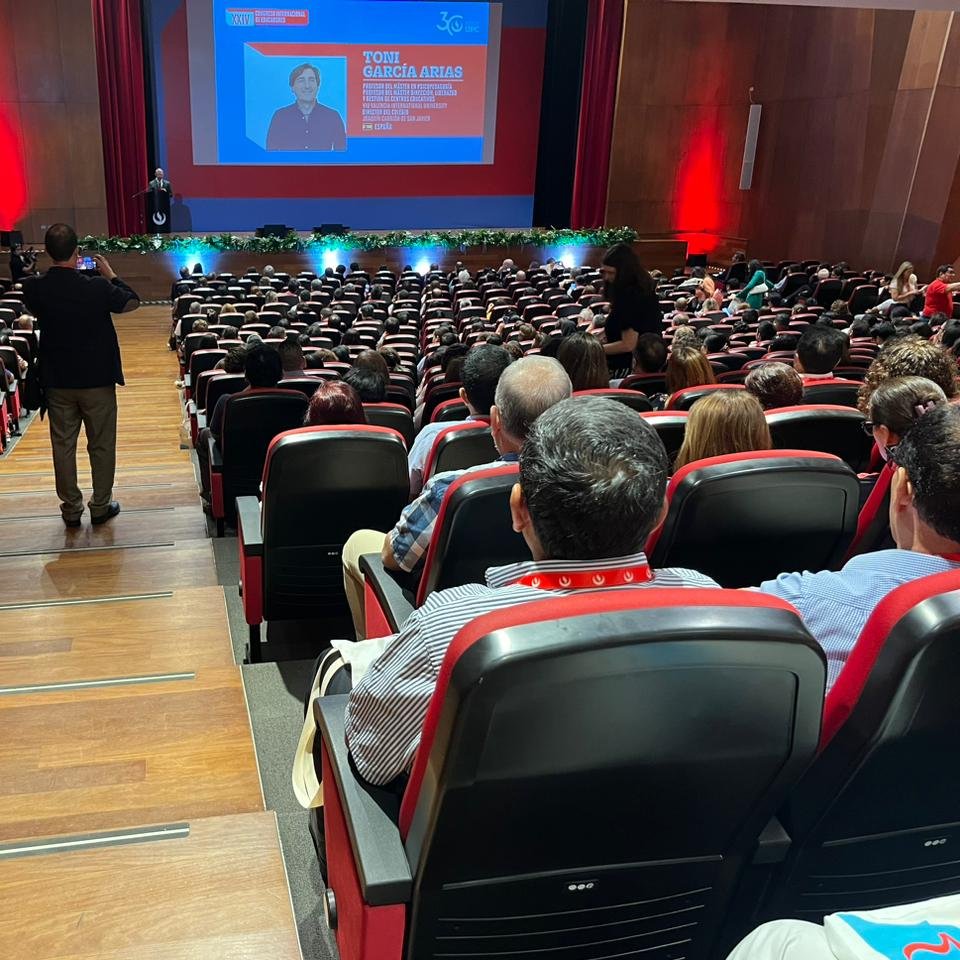 La primera conferencia "Formando ciudadanos con valores en la era digital" está a cargo de Toni García, profesor del máster Dirección, Liderazgo y Gestión de Centros Educativos en VIU Universidad Internacional de Valencia, España. <a href="/tonigarias/">Toni García Arias</a> <a href="/UniversidadVIU/">Universidad Internacional de Valencia - VIU</a> #CIE2024