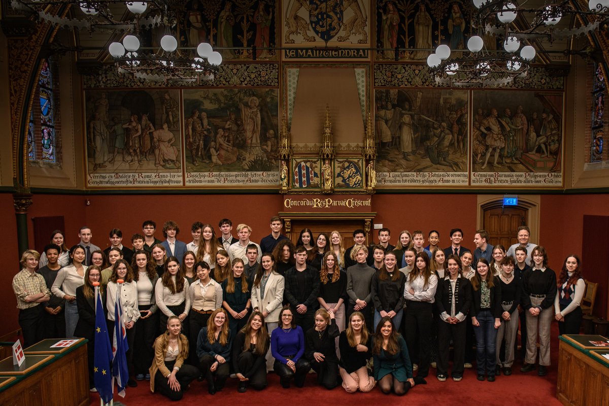 Ferline wike wie de foarronde fan it Model European Parliament (MEP) yn it provinsjehûs. Jonge politisy fan fiif skoallen giene oan 'e slach mei Europeeske maatskiplike fraachstikken en simulearren it Europeesk Parlemint. Weromsjen? 📽️ ap.lc/IWikK