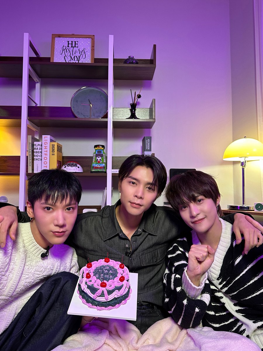NCTsmtown's tweet photo. 🐈‍⬛😽🐑🎂💜🫧✨

#TEN #李永钦 #텐 #Nightwalker
#JOHNNY #쟈니 #YANGYANG #양양
#NCT #WayV #威神V #NCT127 
#TEN_Nightwalker
#TEN_TEN #NCT_TEN_TEN
#이영흠의보글보글 https://t.co/IVPshfzFOt