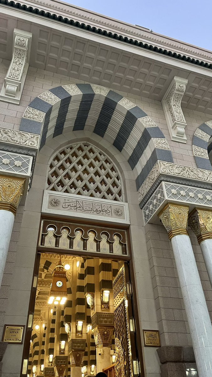 sa_asoom's tweet photo. أصابت سهامي هذه المره ولا اخطت ،لمعت عينيا من فرط الانتصار كُتب في نهاية السطور انني نلت ماصبرت لأجله..
من أطهر بقاع الأرض أدركتني الرحمه والروح من فرط سُرورها مبتهجه.
"🤍Officially a Registered Nurse"
#SNLE #SCFSH https://t.co/0Z9mYeNqxG