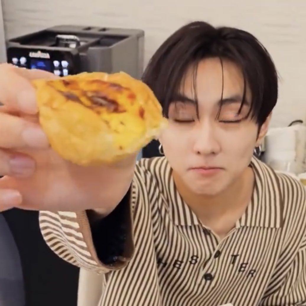 jellow902's tweet photo. 👱🏻‍♀️ : กินด้วยได้มั้ยจ๊ะ
🍼 : ได้คับ แต่นุยืนต่อคิว 2ชม.
👱🏻‍♀️ : …
🍼 : ทั้งร้านเหลืออยู่ 2ชิ้น
🍼 : แต่กิมได้คับ ☹️ https://t.co/Gfvc4tXgCU