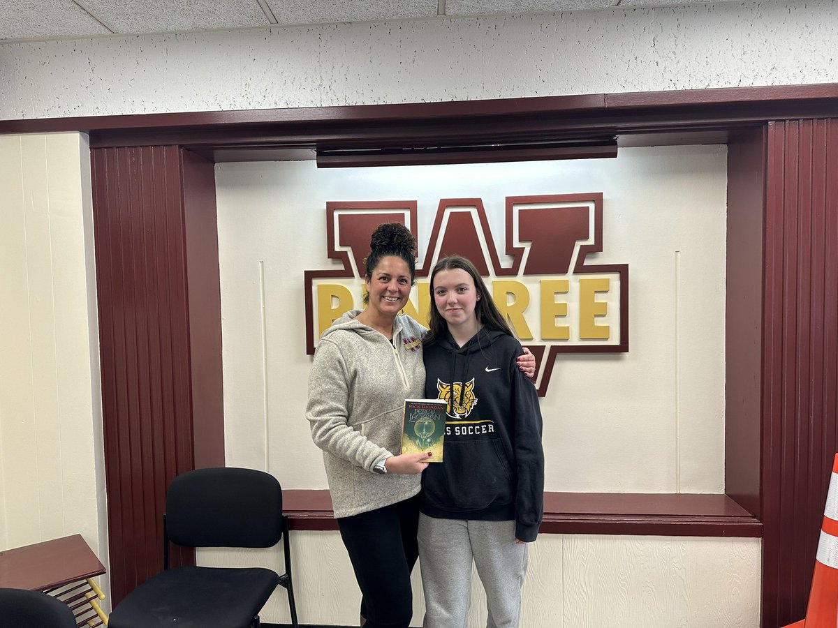 WHSLadyWildcats's tweet photo. The book donations continue as yesterday we stopped by Pingree School where Sadie donated a book to Ms. Marcella’s classroom! Shout out to Ms. Marcella for having a positive impact on our student-athletes! @wildcatnationAD
#Catson3 #GivingBack #PingreeSchool https://t.co/36FdHnfCw9