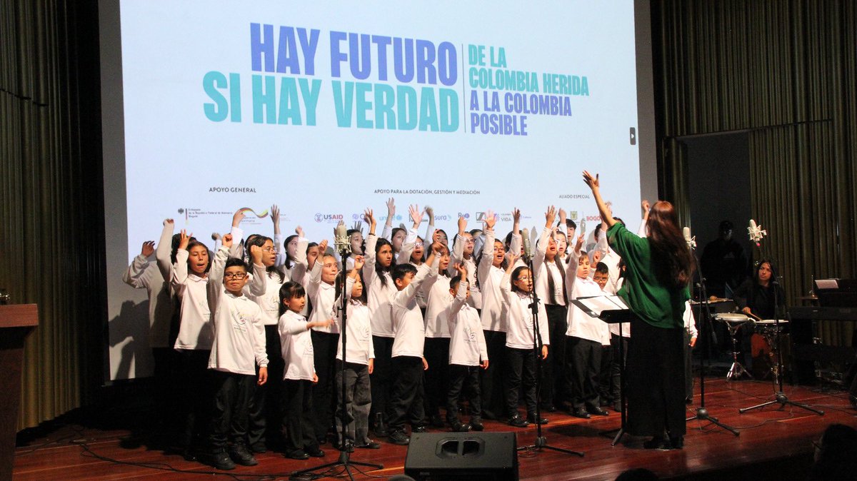 🙌🕊️  Ayer fue la inauguración de la exposición “Hay Futuro, Si Hay Verdad. De la Colombia herida a la Colombia posible” en el Centro de Memoria, Paz y Reconciliación. 

Aquí  te contamos los detalle de este evento🧵