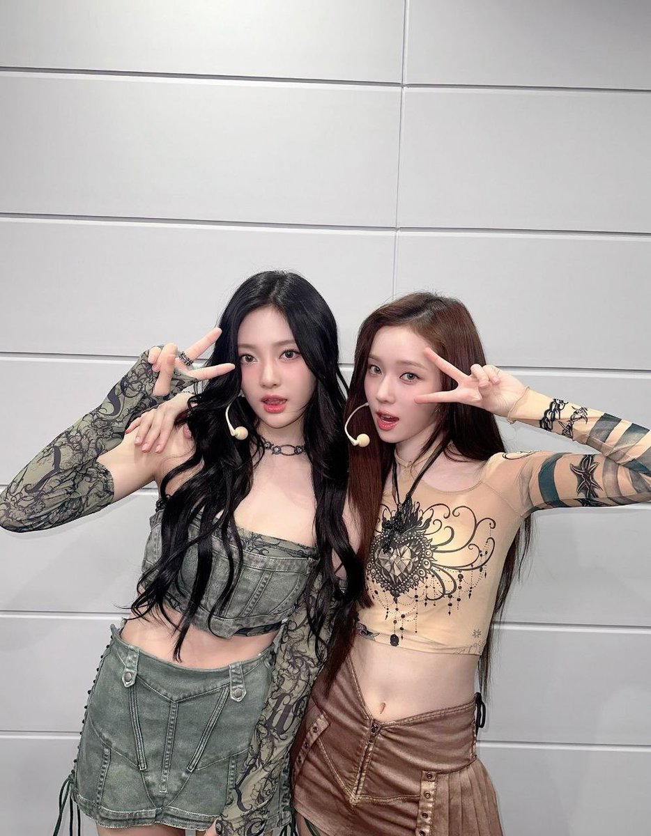 Miijeong's tweet photo. 𝒎𝒂𝒌𝒏𝒂𝒆𝒛 𝒊𝒔 𝒃𝒂𝒄𝒌— ⊹˚. ♡ we took a picture together for MYs at GMO. before we change on stage, it's time for us to go back to sending you baby vibes and leaving you smelling baby oil! ୧ ‧₊˚ 🍼 https://t.co/jEAfH9Em93