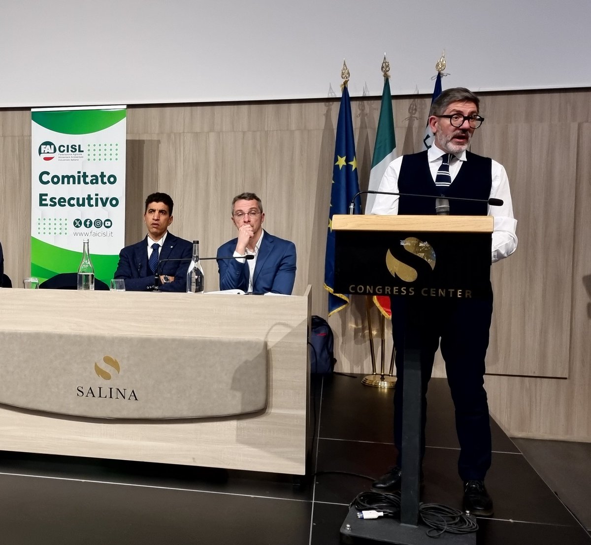 fai_cisl's tweet photo. #Taranto, la relazione del Segretario Generale @OnofrioRota avvia i lavori dell'Esecutivo nazionale #FaiCisl, tra i temi centrali: scenario internazionale, #proteste #agricoltori, riforme, mercato del #lavoro, tesseramento, tutele ai #lavoratori agroalimentari, #contratti scaduti https://t.co/UcQuiVcdid
