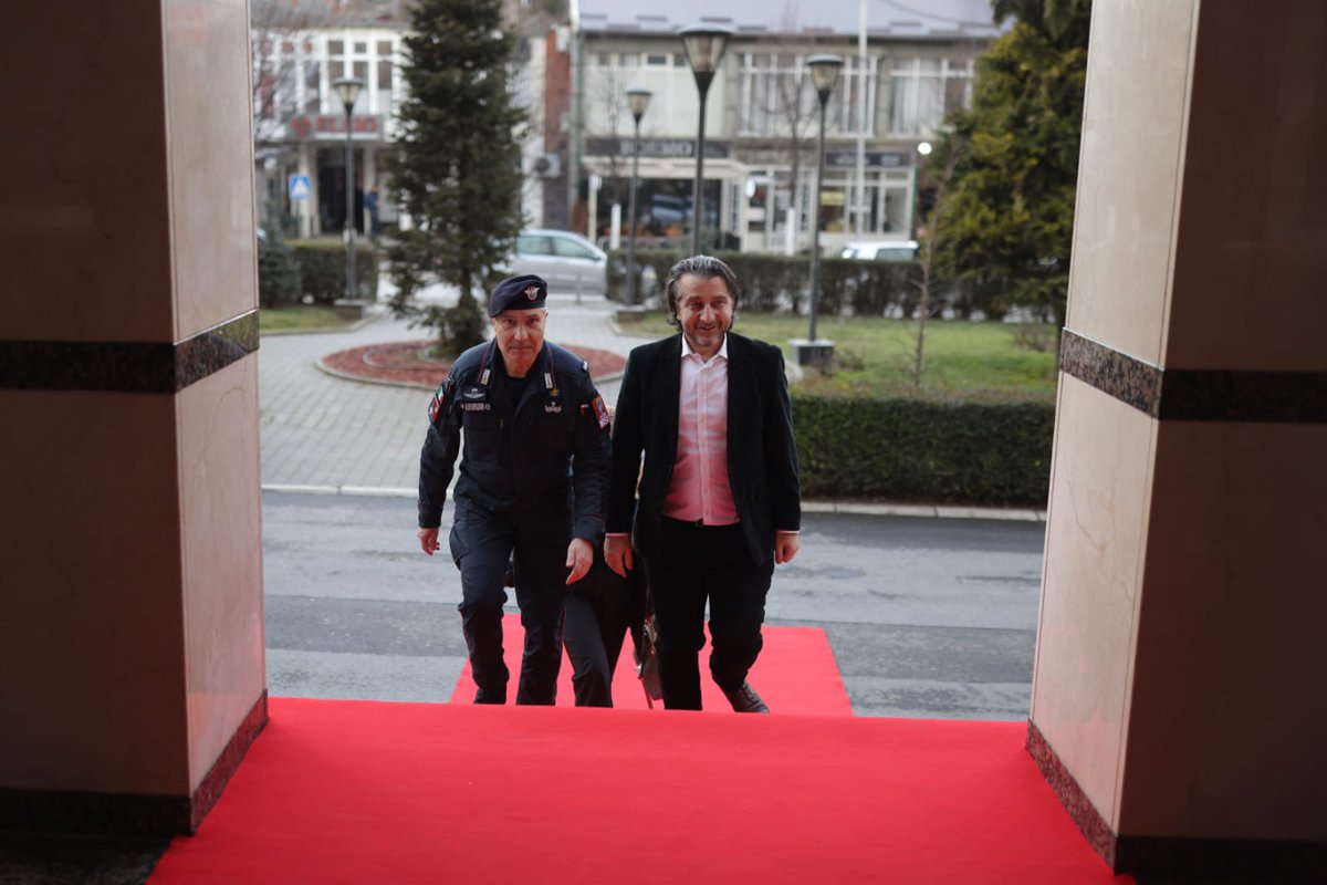 ItalyinKosovo's tweet photo. Mayor of Pristina @perparim_rama symbolically handed over the city keys  to Brig. Gen. Ruggiero Capodivento, commander of the MSU 🇮🇹 Carabinieri, for his valuable work accomplished in the last year leading MSU Regiment. Special thanks to Mayor Rama, proud of our @_Carabinieri_! https://t.co/kpxUqw7zoV