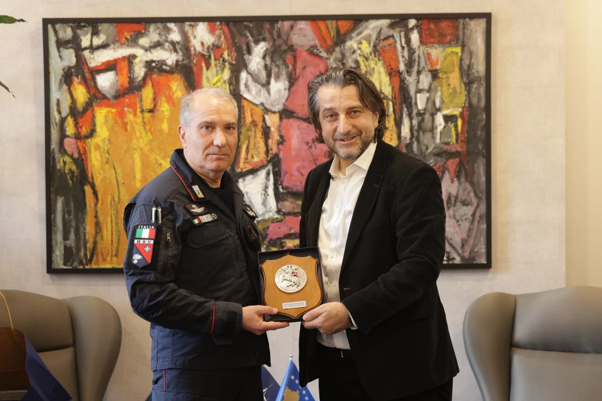 ItalyinKosovo's tweet photo. Mayor of Pristina @perparim_rama symbolically handed over the city keys  to Brig. Gen. Ruggiero Capodivento, commander of the MSU 🇮🇹 Carabinieri, for his valuable work accomplished in the last year leading MSU Regiment. Special thanks to Mayor Rama, proud of our @_Carabinieri_! https://t.co/kpxUqw7zoV