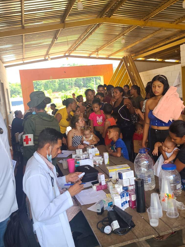 javierduque77's tweet photo. La #FANB se mantiene desplegada en nuestra @ZodiEsquiba64 en la comunidades autóctonas en cumplimiento de las órdenes de nuestro comandante en jefe @NicolasMaduro para brindar una mayor atención a la población https://t.co/utwP2VmUe9