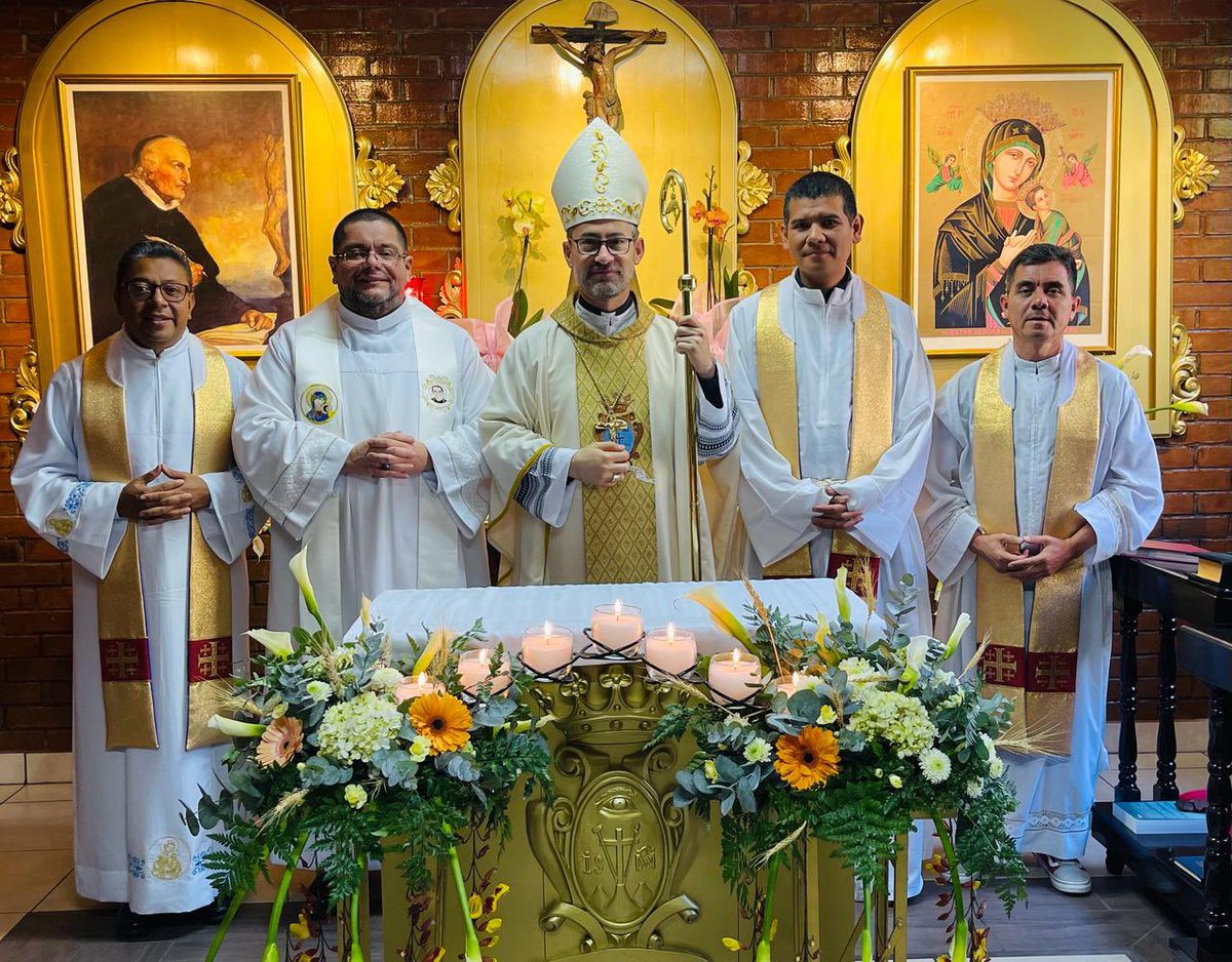 ElDivinoGt's tweet photo. Bendición del Altar, Sagrario y Retablos del Perpetuo Socorro y San Alfonso en la Capilla de la Comunidad Redentorista de Guatemala.
Presidió Mons. Tulio Pérez, Obispo Auxiliar y bienvenida al nuevo Vicario Parroquial de San Cristóbal: P. Manuel Cruz. https://t.co/VYjYuZ5ddR