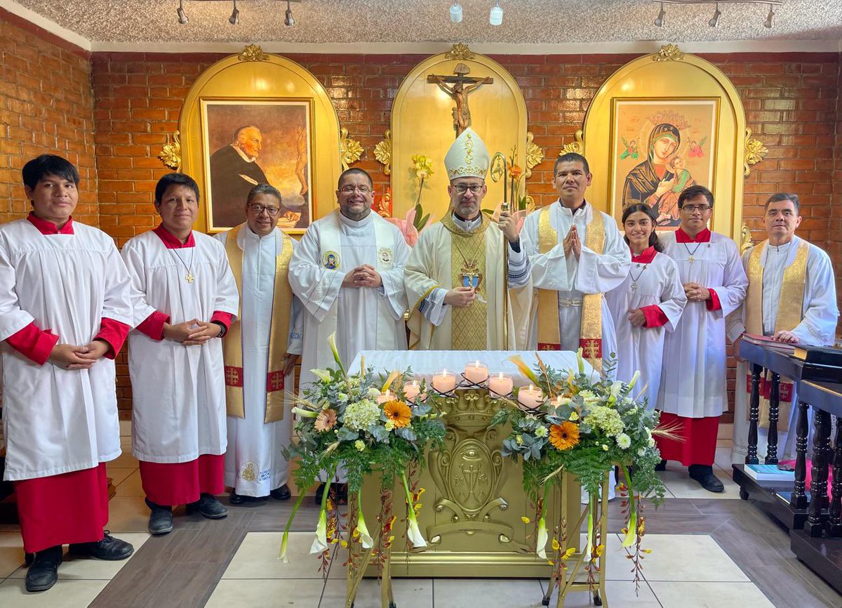 ElDivinoGt's tweet photo. Bendición del Altar, Sagrario y Retablos del Perpetuo Socorro y San Alfonso en la Capilla de la Comunidad Redentorista de Guatemala.
Presidió Mons. Tulio Pérez, Obispo Auxiliar y bienvenida al nuevo Vicario Parroquial de San Cristóbal: P. Manuel Cruz. https://t.co/VYjYuZ5ddR