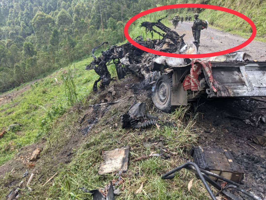dr_dash250's tweet photo. Uyu munsi tariki 13.02.2024 mugitondo nibwo ama modoka ya FARDC yarimo Abacancuro biyitaga aba comando yarashwe na M23.

Abacancuro 3 bahasize ubuzima. Babiri baguye aho ako kanya undi apfira munzira ajyanwe kwa muganga.

Operation yagenze gute rero; 

Ibi byabereye ahantu hitwa Kingi nko muri kilometero 15 uvuye Sake niho izi modoka zarashwe na M23.

M23 yari yatewe impande zose mubice bikingije Sake maze M23 yirwanaho itangira kurasa. Iyo M23 yahawe command ngo badivansinge! Umwanzi baramurasa mpaka.

M23 yarashe coalition yose guhera kuri SADC, FARDC, FDLR, Mai Mai, Abarundi bose bariruka! Mukwiruka abacancuro bati mwigireyo tubereke uko barasa! Bahita bajya imbere ngo bahangane na M23!

Bajyanye amamodoka yariho imbunda hejuru! Namasasu menshi cyane.

M23 yahise ibarasa, imodoka nyinshi barazitwika, abacancuro babiri bahita bapfa ako kanya, abandi benshi barakomereka, undi apfa ajya kwa muganga. Monusco niyo iri kubavura.

M23 yarashe ihita ikomeza. Reba kuri iyo photo ukore zoom. Urabona abasirikare ba M23 bakomeje urugendo unarebe amasasu menshi yari mu modoko anyanyagiye hasi.