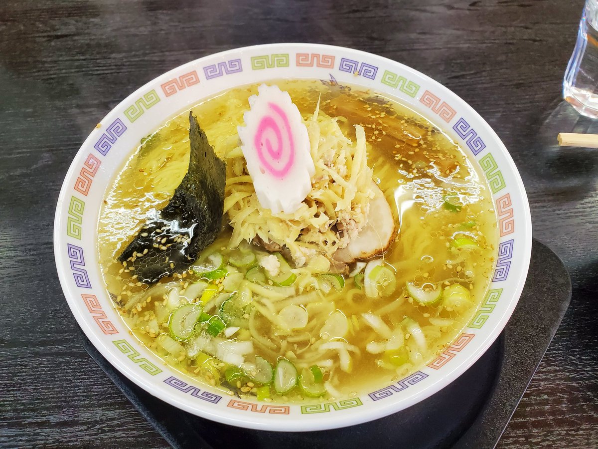 hououmal's tweet photo. 塩生姜ラーメンが食べたくて
近場で検索したらヒットしたラーメン屋さんに初訪問

生姜ラーメン 大盛(2玉)細ちぢれ麺
チャーシュー丼

古河市のあのお店とはまた違う味わい
で⭕

次は中太麺バージョンを食べに来ます😋

#ラーメンつる味 
#宇都宮
#ラーメン https://t.co/4uugtXRJrE