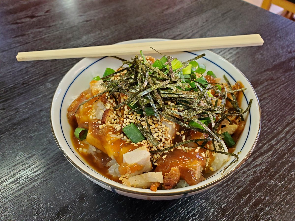 hououmal's tweet photo. 塩生姜ラーメンが食べたくて
近場で検索したらヒットしたラーメン屋さんに初訪問

生姜ラーメン 大盛(2玉)細ちぢれ麺
チャーシュー丼

古河市のあのお店とはまた違う味わい
で⭕

次は中太麺バージョンを食べに来ます😋

#ラーメンつる味 
#宇都宮
#ラーメン https://t.co/4uugtXRJrE