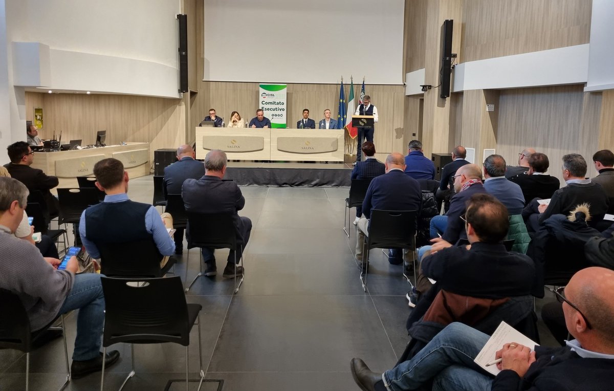fai_cisl's tweet photo. #Taranto, la relazione del Segretario Generale @OnofrioRota avvia i lavori dell'Esecutivo nazionale #FaiCisl, tra i temi centrali: scenario internazionale, #proteste #agricoltori, riforme, mercato del #lavoro, tesseramento, tutele ai #lavoratori agroalimentari, #contratti scaduti https://t.co/UcQuiVcdid