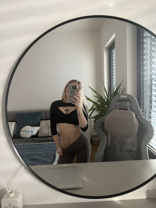 Chtělo by to pomoc na svl&eacute;kan&iacute; 🥵 https://t.co/A7DXgrgL4E