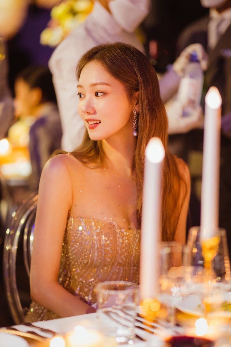 Lskrad99's tweet photo. I am just looking at this 3 pic and thinking How bbeautiful Lee Sung Kyung She is Queen 😇 https://t.co/Gmk4ezdHws
