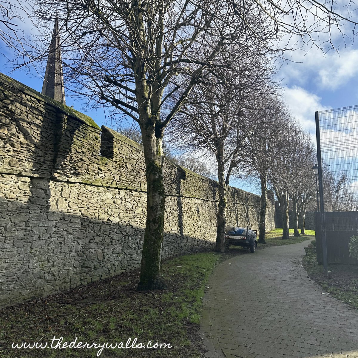 thederrywalls's tweet photo. One of the prettiest stretch of #townwalls is just inside the Peace Wall once you’ve negotiated the Troubles-era “dogs leg”. #easternperspective #peacewall #statecaremonument #whatdoyouthink https://t.co/T7xZikM9b3
