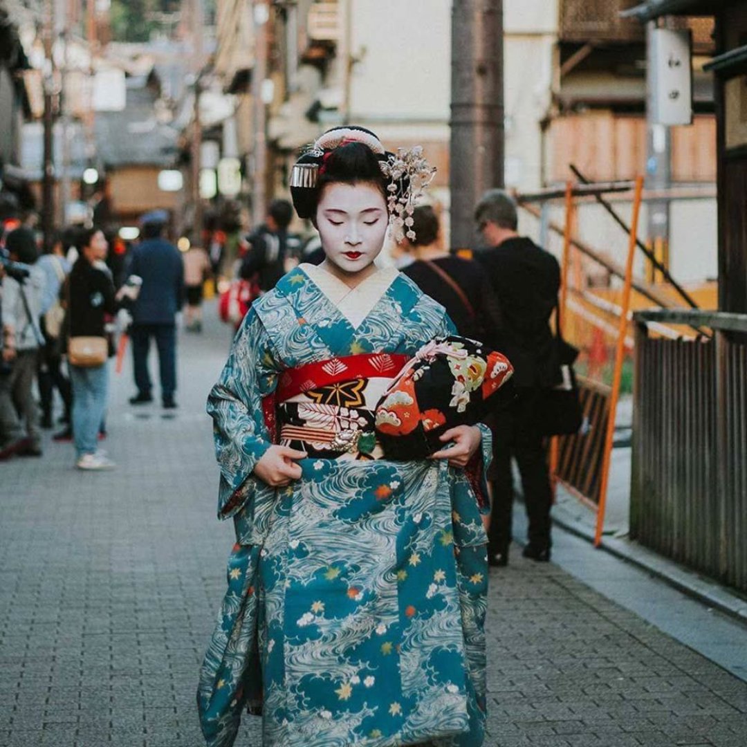 Lo increíble de las #Geisha es que hayan sobrevivido a la modernidad manteniendo su tradición casi intacta. 

Si hay algo que me gusta de Japón es cómo ha logrado combinar los tiempos modernos con sus costumbres más ancestrales. 

marcoscartagena.com 🤗🎌

#FotoJapon #Geisha