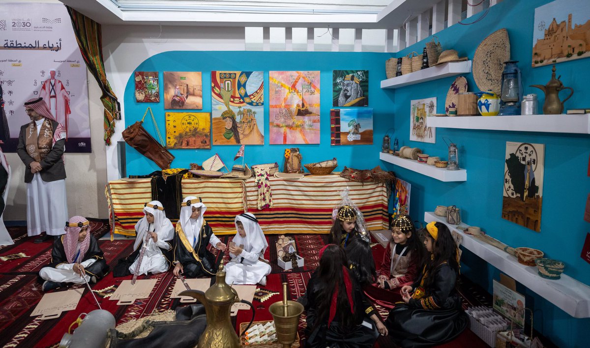 Emara_Albaha's tweet photo. تضمن الحفل على عدد من المعارض المصاحبة والمشاركات والرسائل الوطنية التي شارك بها الطلاب للتعبير عن فرحتهم وحبهم للوطن وقيادته واعتزازهم بأصالته وعمق تاريخه المجيد. https://t.co/WAt7w8eSBP
