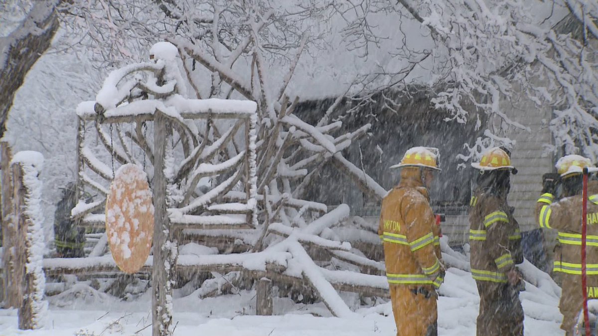 BREAKING: A stretch of Rt 6 in #Chaplin is closed this morning as firefighters - in cold, snowy, difficult conditions - battle fire. .<a href="/FOX61News/">FOX61</a>' <a href="/lindseykanetv/">Lindsey Kane</a> is on scene. #ctfire