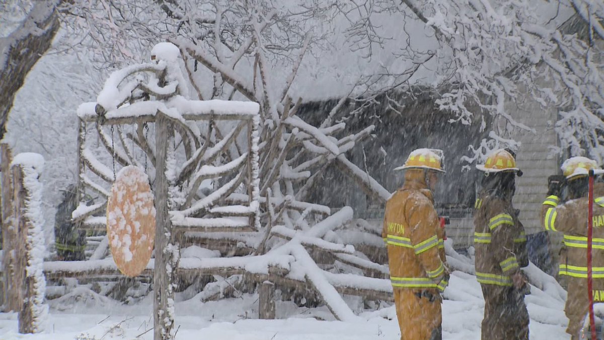 BREAKING: A stretch of Rt 6 in #Chaplin is closed this morning as firefighters - in cold, snowy, difficult conditions - battle fire. .@FOX61News' @lindseykanetv is on scene. #ctfire