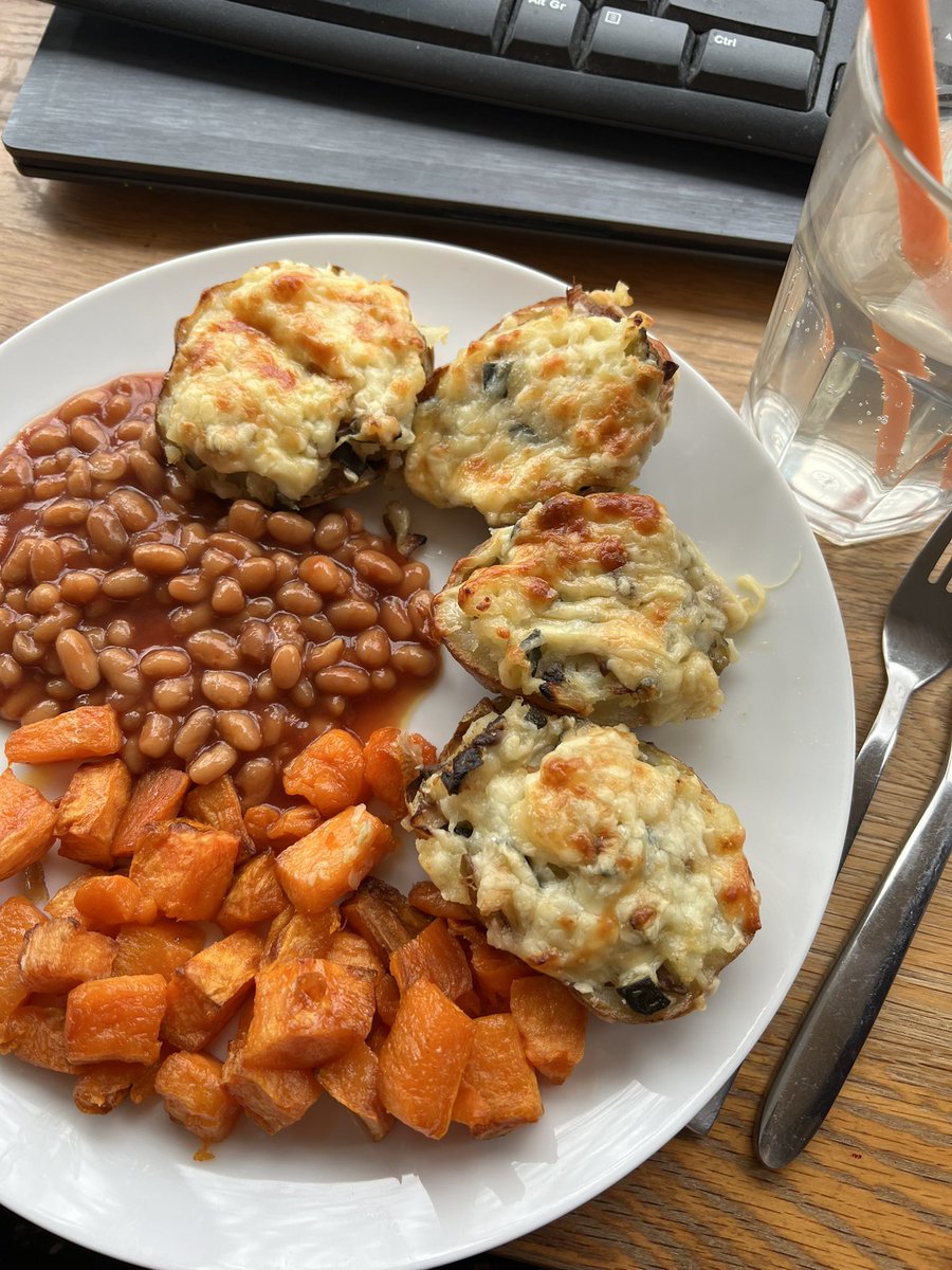 SalnPage's tweet photo. Jacket spuds stuffed with onion, garlic, courgettes, mushrooms & cheese, roast sweet potatoes & beans. #metea for lunch. https://t.co/z3HvJQnOHj