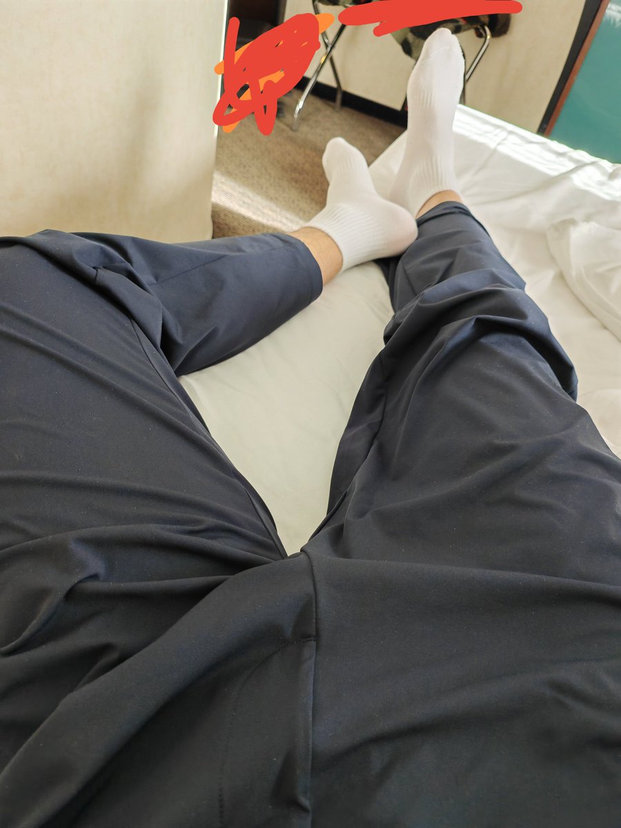 wl94641966's tweet photo. 走了一路的白袜臭脚，你想来闻舔嘛？ https://t.co/K4ExtHisjS