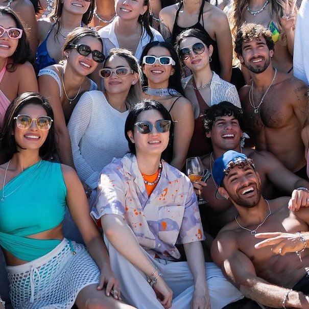 onepieceaserie's tweet photo. Dori Sakurada na Praia 😐 / Dori Sakurada na Praia  😎🇧🇷 https://t.co/IIT8y0T1qC