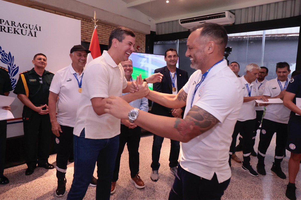 La profe:
- Tranquilos todos, el examen será fácil

El examen:
- Señale quien es el más mbatará