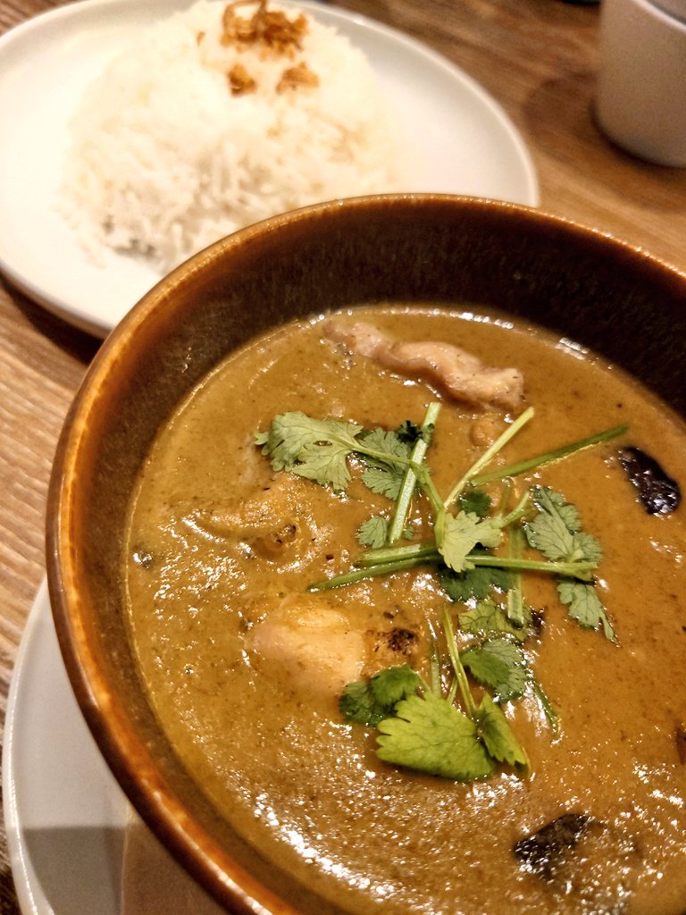 mocha__flavor's tweet photo. タイに来ました〜🇹🇭khob khun ka🙏

#thaifood #greencurry #summerroll https://t.co/PTM04ciNTg