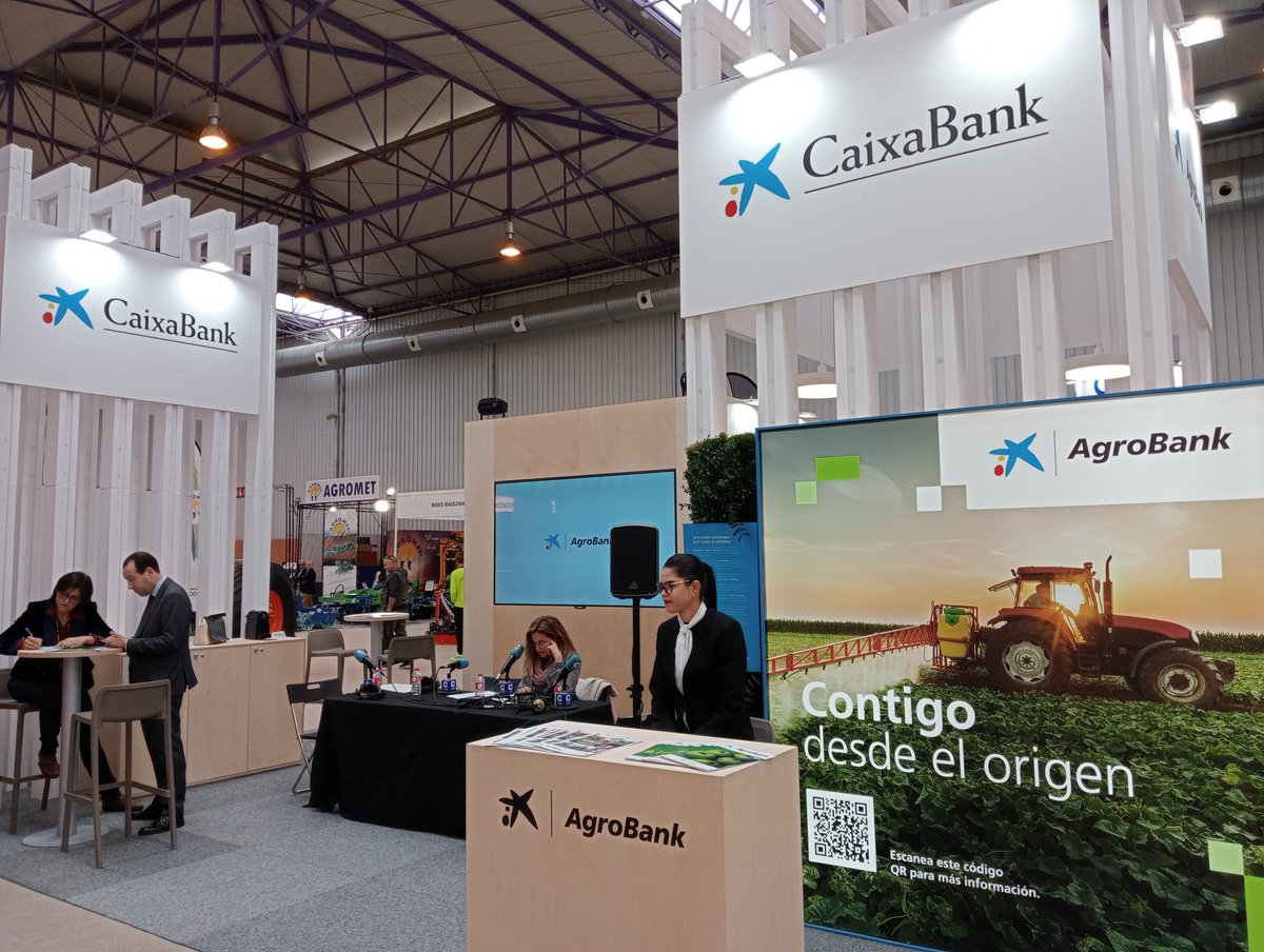 Elenamartinegea's tweet photo. Hoy comienza @fima_agricola y recibimos en stand el @AgroBank_CABK a @CopeZaragoza que ha contado la fuerte apuesta de @caixabank por el mundo agrícola y ganadero en #Aragon https://t.co/zNyOPN7n9J