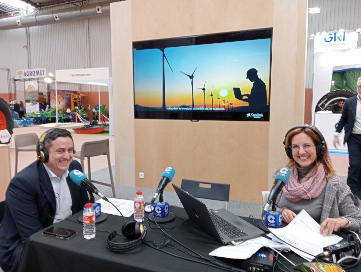 Elenamartinegea's tweet photo. Hoy comienza @fima_agricola y recibimos en stand el @AgroBank_CABK a @CopeZaragoza que ha contado la fuerte apuesta de @caixabank por el mundo agrícola y ganadero en #Aragon https://t.co/zNyOPN7n9J