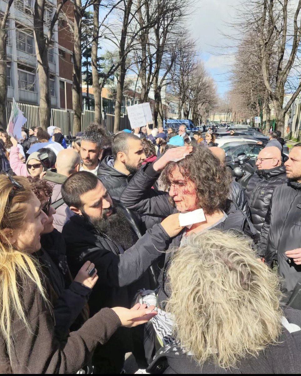 Questa è Mimì, chi milita a Napoli la conosce come una dei rappresentanti dei Si Cobas ed oggi è stata come sempre in prima linea per i diritti. Oggi il governo e la RAI hanno dimostrato che se fai emergere ciò che accade a Gaza vieni pure pestato a sangue