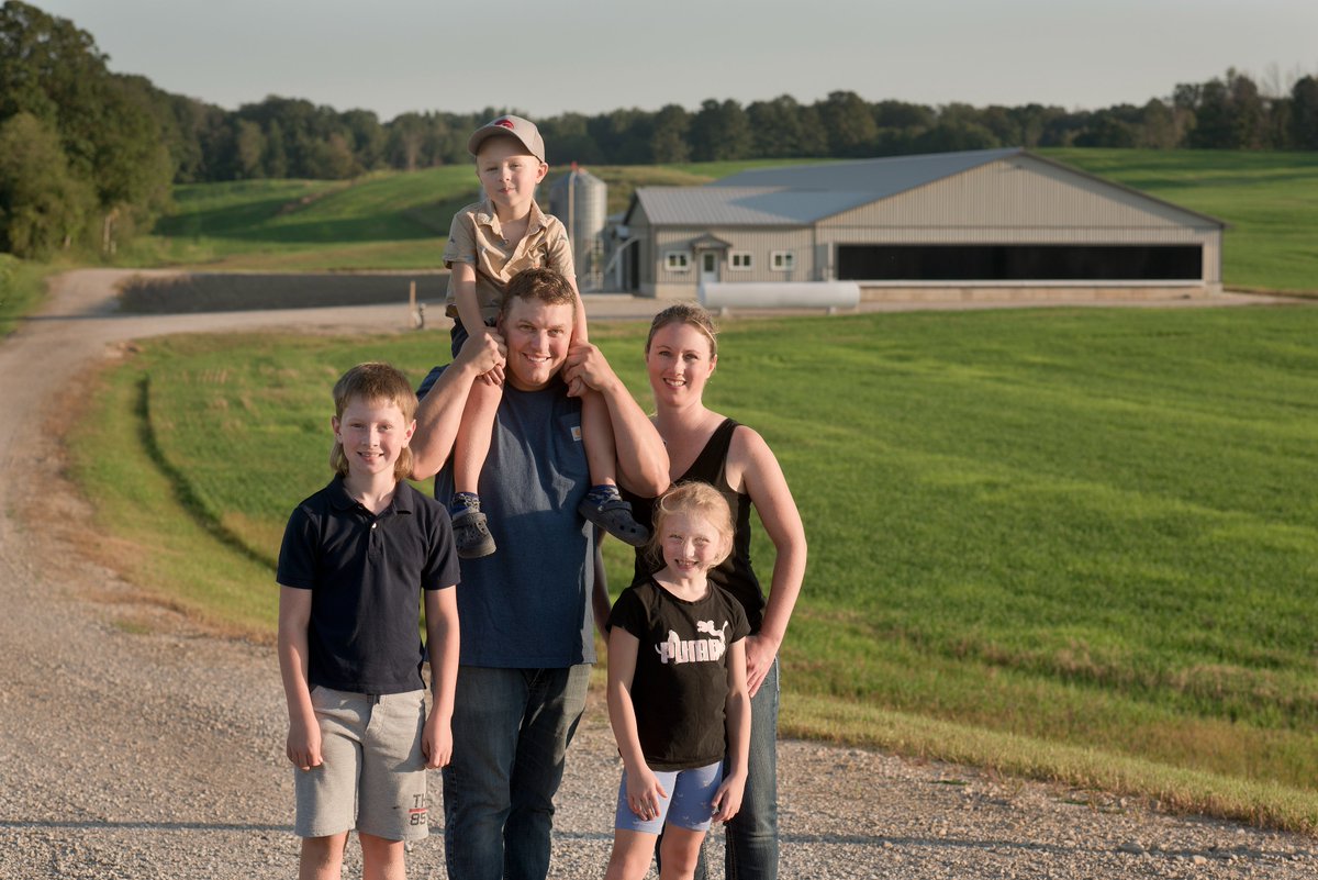 Chicken Farmers of Ontario is celebrating #CdnAgDay by thanking chicken farming families who are dedicated to producing safe, healthy, locally-grown chicken for Canadian families. #Iheartchickenfarmers #ontag