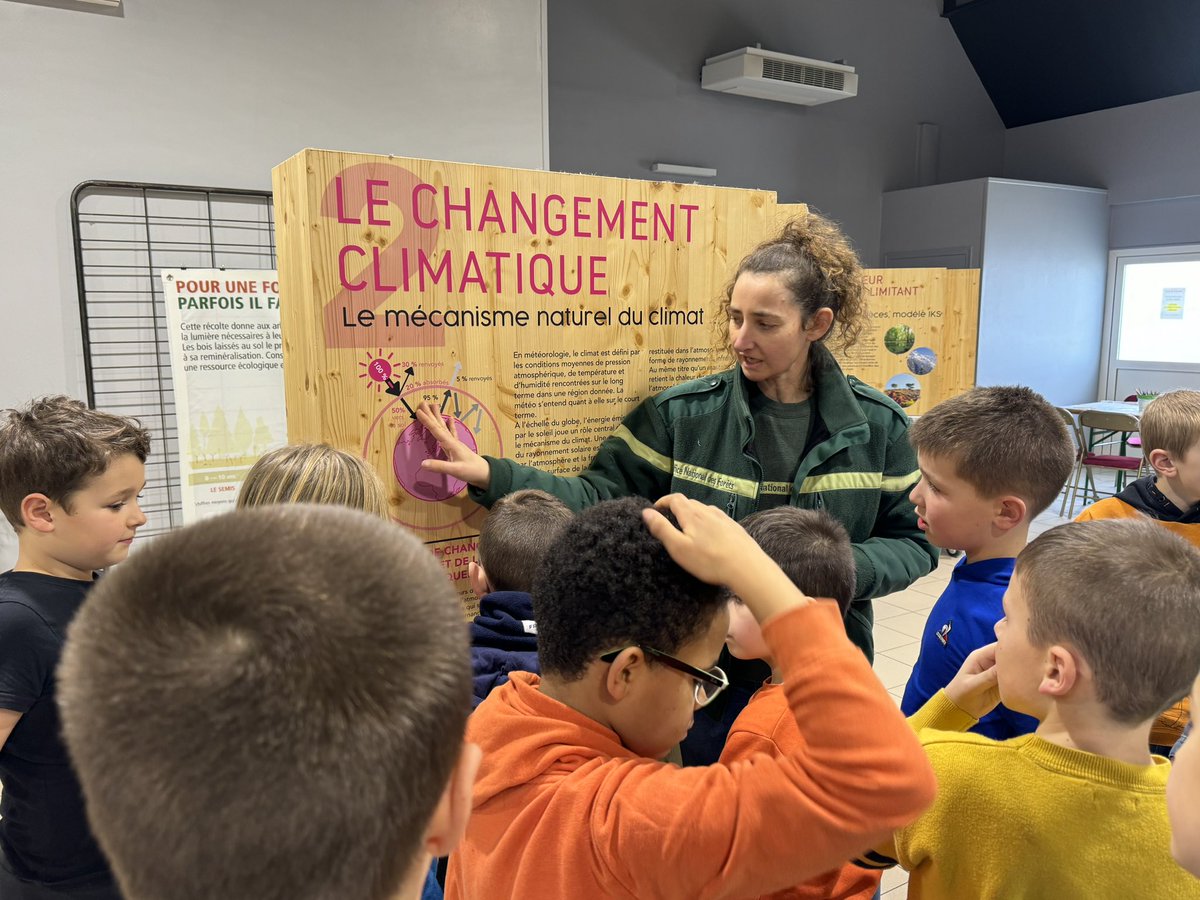 Projet « la forêt s’invite à l’école » par le réseau des écoles de l’Argonne - connaissance de la forêt, impact du changement climatique, plantation de différentes essences d’arbres - en partenariat avec l’#ONF et la CODECOM #EDD <a href="/ien_stenay/">IEN Stenay</a> <a href="/DSDEN55/">DSDEN55</a>
